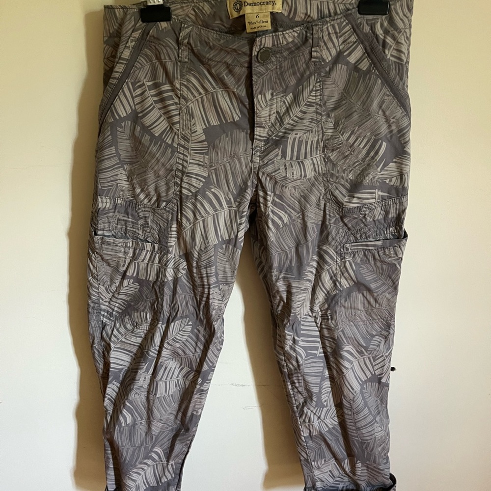 Democracy size 6 flex excellent floral camo pants